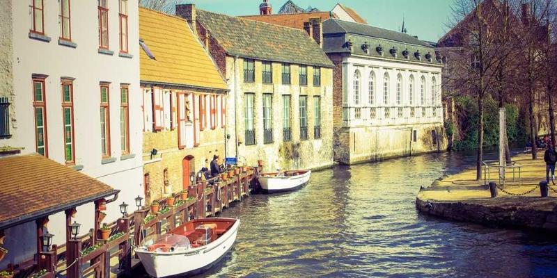 魔都夜未眠：解锁苏州河桨板夜划与黄浦江帆船，体验颠覆传统的上海夜生活